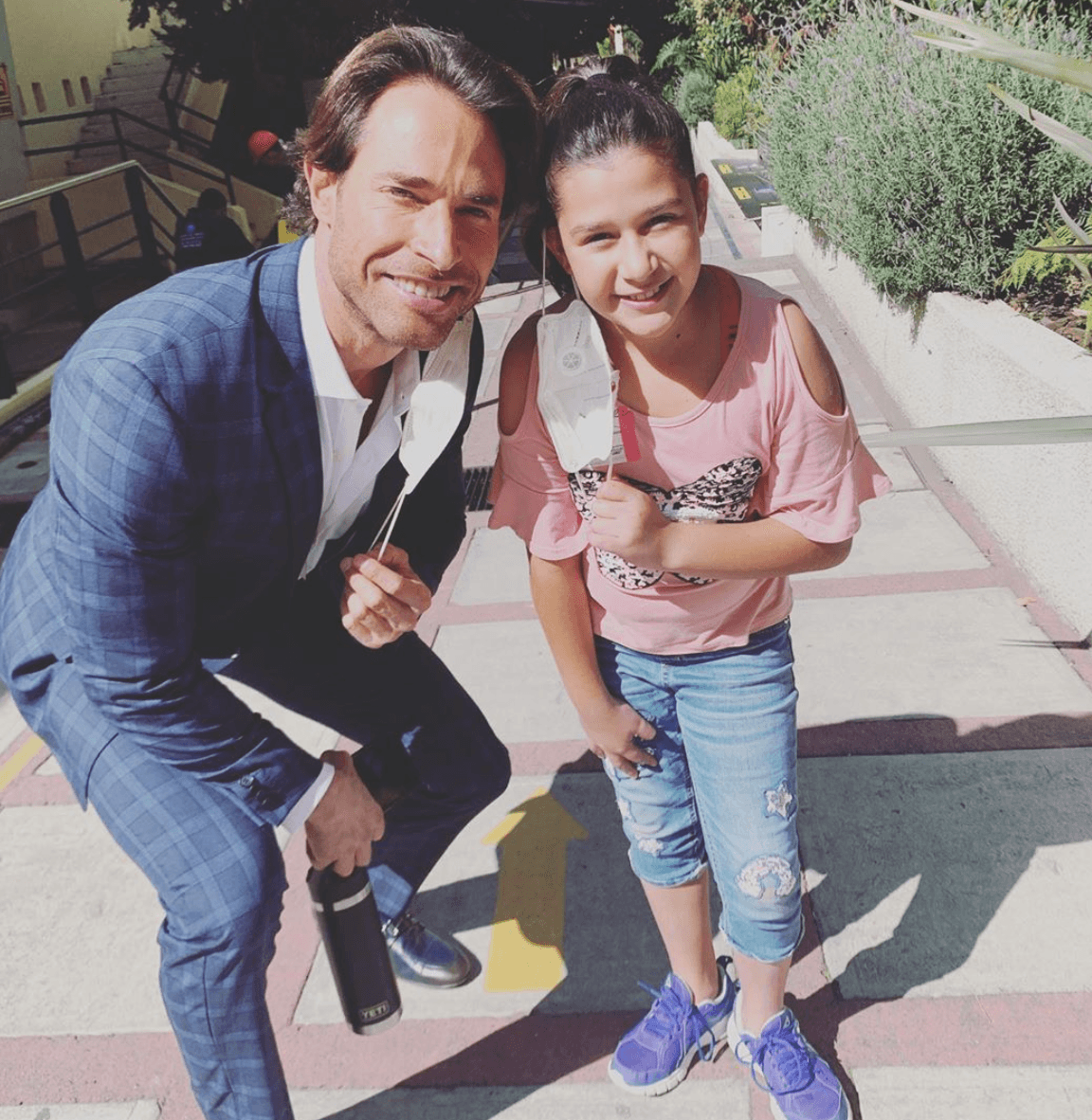 Hace unos días, ambos actores se reencontraron en las instalaciones de Televisa San Ángel y no dudaron en tomarse una foto del recuerdo. La pequeña Regina la compartió en Instagram y escribió: “Miren a quien me encontré en Televisa, al @papaatodamadre más lindo @sebastianrulli. Te quiero y admiro mucho y te quiero mucho. Feliz reencuentro”.
<br>
<br>Ante esas dulces palabras, el galán le respondió: “Pero qué alegría verte querida Regi, ¡te adorooo!”.