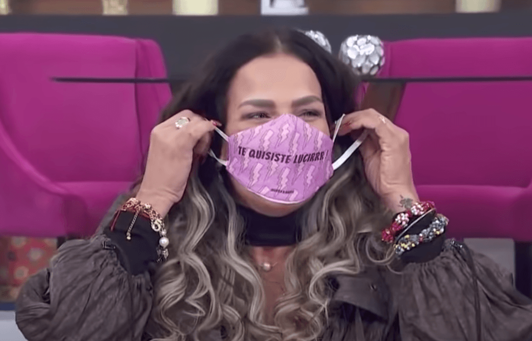 Por último invitó al público a que compre los tapabocas que lanzó Niurka con algunas de sus famosas frases.
<br>
<br>“La quiero y compren sus tapabocas porque están buenísimos con sus frases”, finalizó la esposa de Yaya Kosikova.
