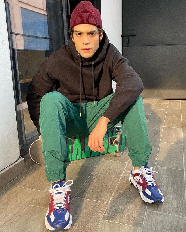 El actor colombiano, Jerónimo Cantillo, es un joven intérprete de 26 años quien a pesar de su edad, luce tan joven como el resto de sus compañeros de elenco, quienes tendrán personajes de adolescentes que cursan la preparatoria. Cantillo fue conocido por su papel de Kaleth Morales en la telenovela "Los Morales" y tiene dos nominaciones a los premios TVyNovelas.