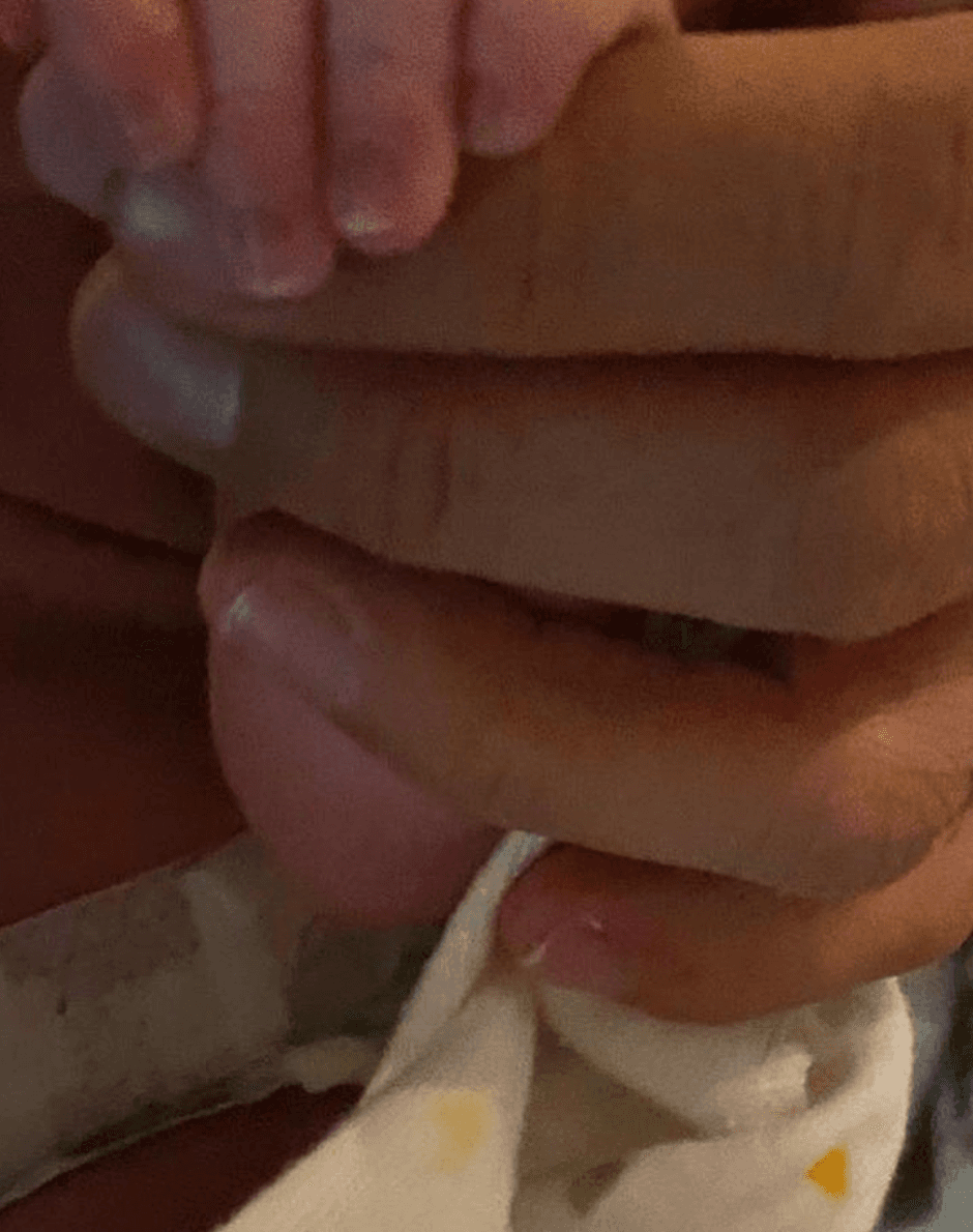 El día 25 de octubre, Televisa Espectáculos tuvo la exclusiva del nacimiento de la pequeña hija del comediante.
<br>
<br>En la imagen que se viralizó en redes, aparece la pareja tomado de la mano de su bebita, de quien hasta el momento no han revelado el nombre que llevará.