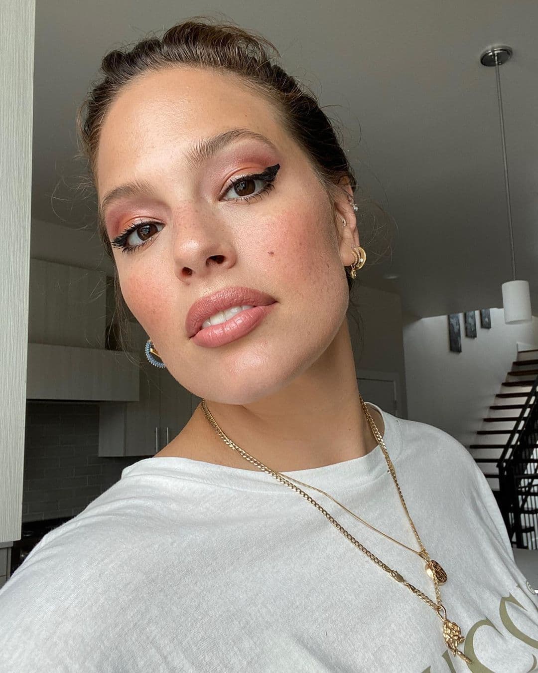 A lo largo de su carrera como modelo 
<i>plus size</i>, Ashley Graham ha utilizado sus plataformas de comunicación para compartir mensajes sobre 
<i>body positive </i>y la importancia de dejar de avergonzar a otros por sus cuerpos. 
<br>