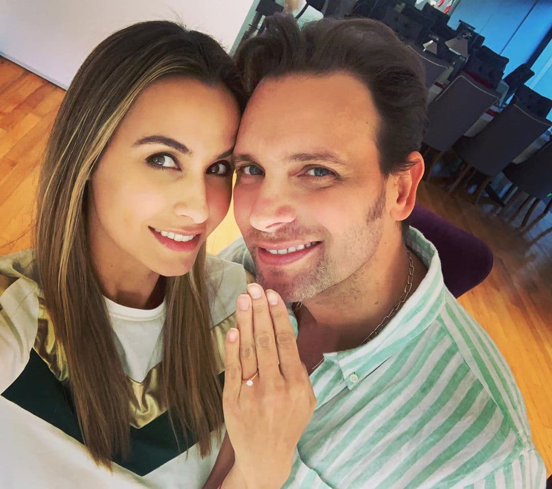 A pesar de que tienen ya dos hijos en común, y de que ya han estado juntos por 9 años, fue hasta el pasado 8 de diciembre que se comprometieron.
<br>