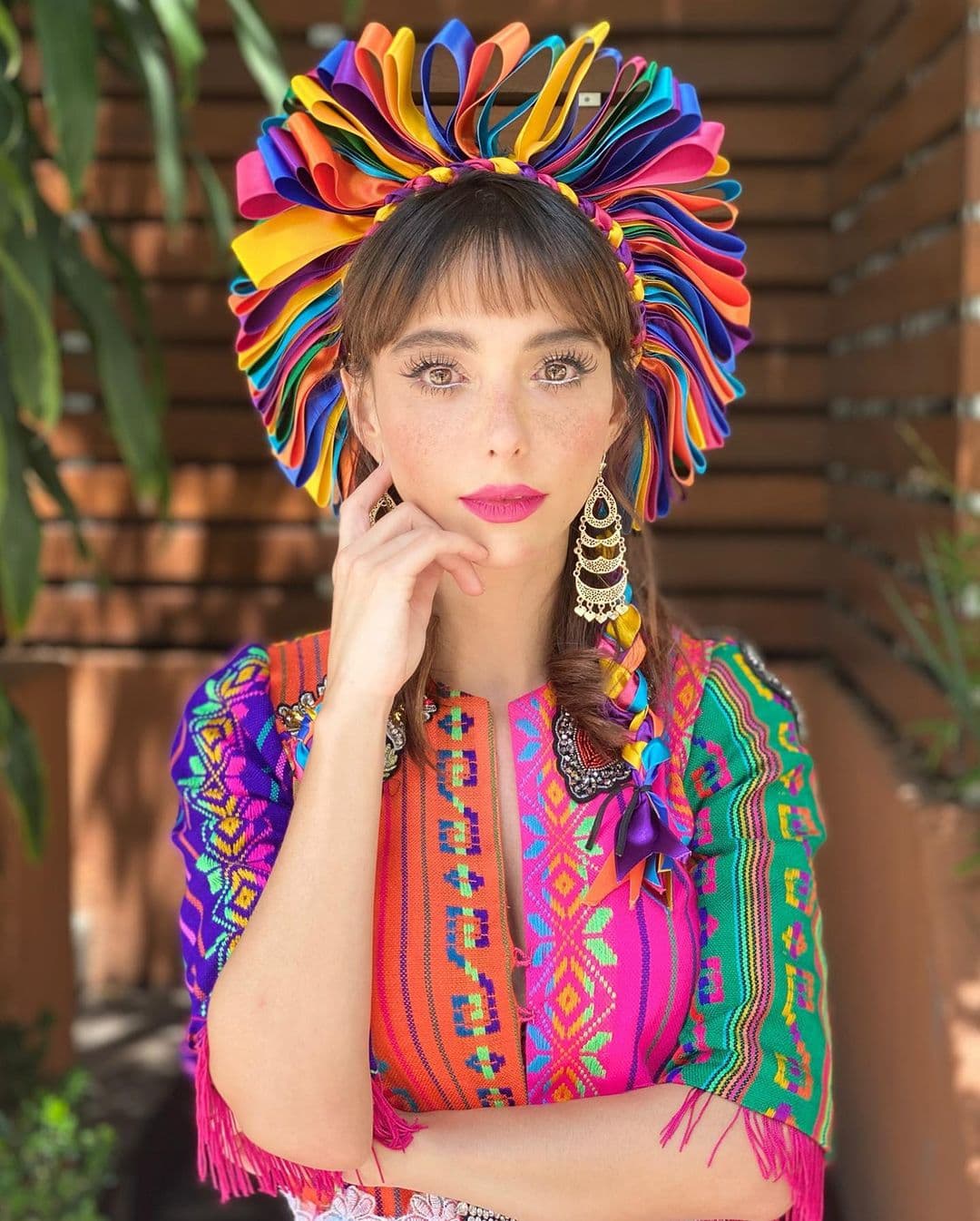 "El look de ayer de @natalia_tellez en @quieneslamascara, inspirado en la muñeca Mazahua y hecho con todo el respeto, sabiendo su origen y significado", mencionó el diseñador de modas, quien incluso dejó ver el boceto del cual se inspiró para dicha indumentaria.
