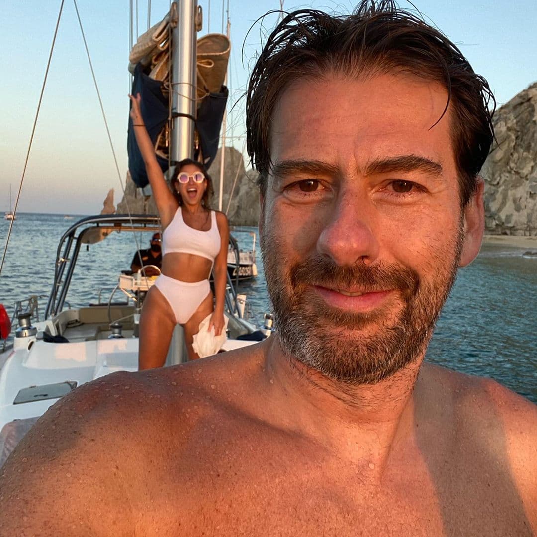 La pareja anunció su romance en septiembre del año pasado, y desde entonces no han dejado de compartir detalles de su noviazgo y sus viajes. Aunque ellos se conocían desde hace siete años porque trabajaban para el mismo canal de televisión, no fue hasta hace un año que se dieron la oportunidad de estar juntos.