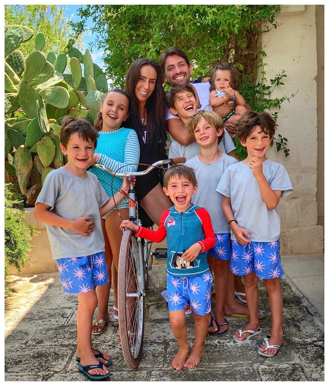 Una de las “conejitas” del medio del espectáculo es Inés Gómez Mont. Cuando estaba casada con el empresario Javier Díaz tuvo cuatro hijos: Inés y a los triates, Diego, Javier y Bruno. La relación no funcionó y se divorciaron en 2013. Años después se casó con Víctor Manuel Álvarez Puga y juntos tuvieron otros dos hijos, Bosco y María. Él ya tenía uno más, Mario.