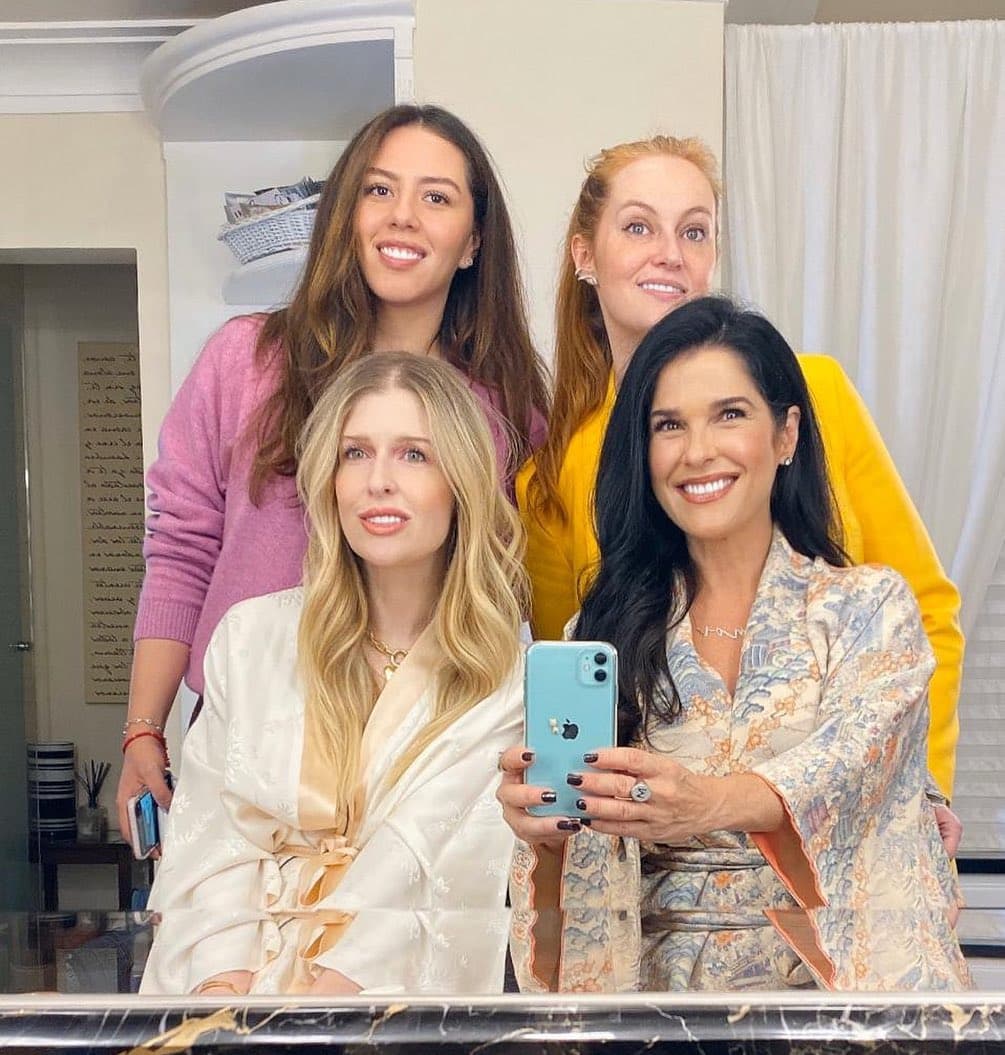 Otra boda sonada en la que una celebridad muy importante fungió como dama de honor fue la de Eugenia Debayle. Para el casamiento de Eugenia, su hermana, la locutora de radio y periodista, Martha Debayle fue pieza clave durante aquel día tan especial.