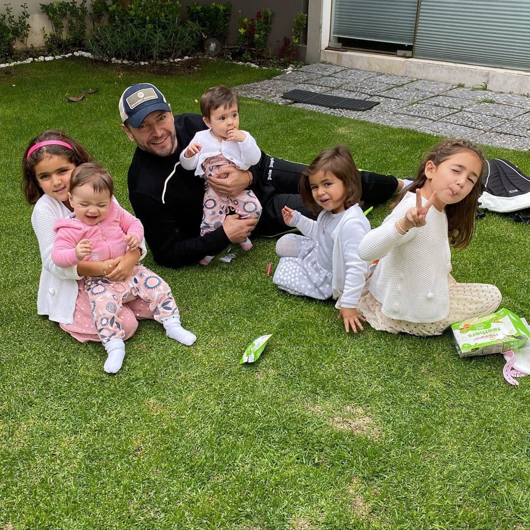 Martín Fuentes con sus hijas: Jacky, de 6; Carolina, de 5; Renata, de 3 años, junto a Paula y Emilia, de 1 año.