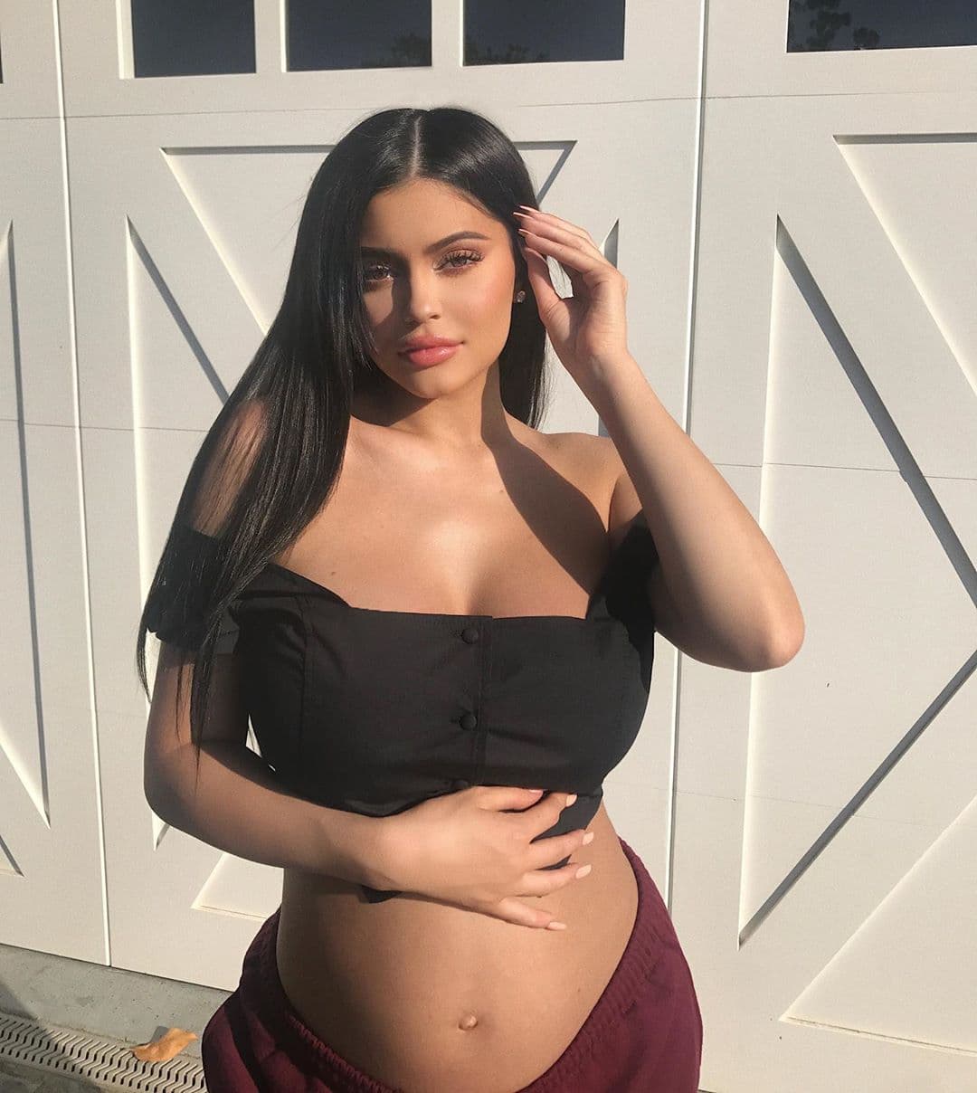 Por varios meses se especuló que Kylie Jenner estaba embarazada de su primer hijo con el rapero Travis Scott y fue hasta que nació que lo confirmó. A los 20 años se convirtió en madre de Stormi Webster.