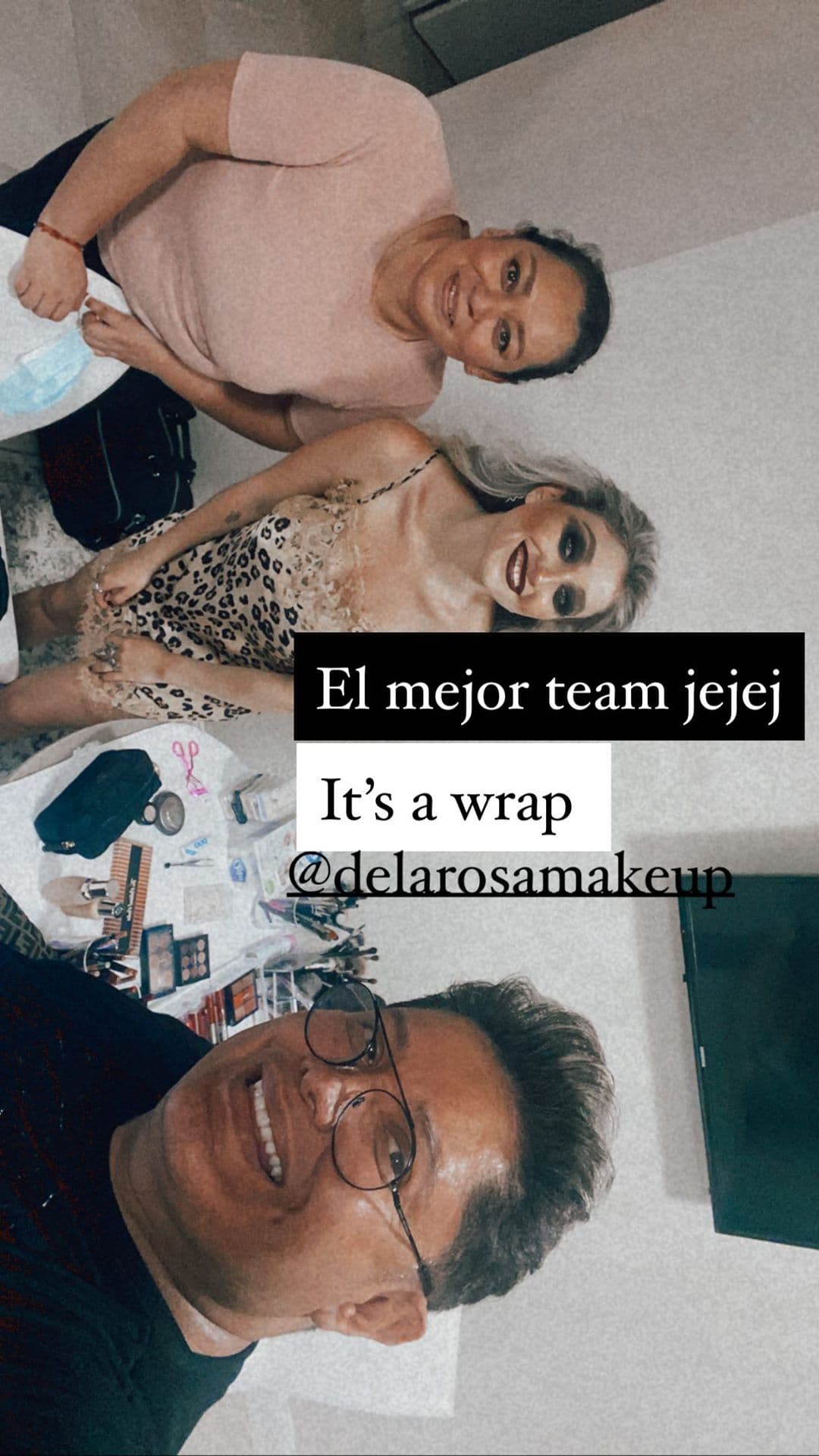 La joven artista no olvidó agradecer al equipo que logró el cambio en ella por lo que etiquetó a sus maquillistas y colaboradores.