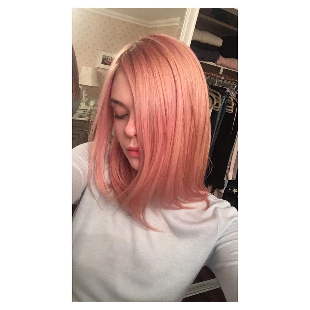 Lo más especial de este tipo de color es la mezcla de tonos cálidos que van desde el rosa pastel hasta el cobre y dorado; en 2016 Elle Fanning también cayó rendida ante esta tendencia.