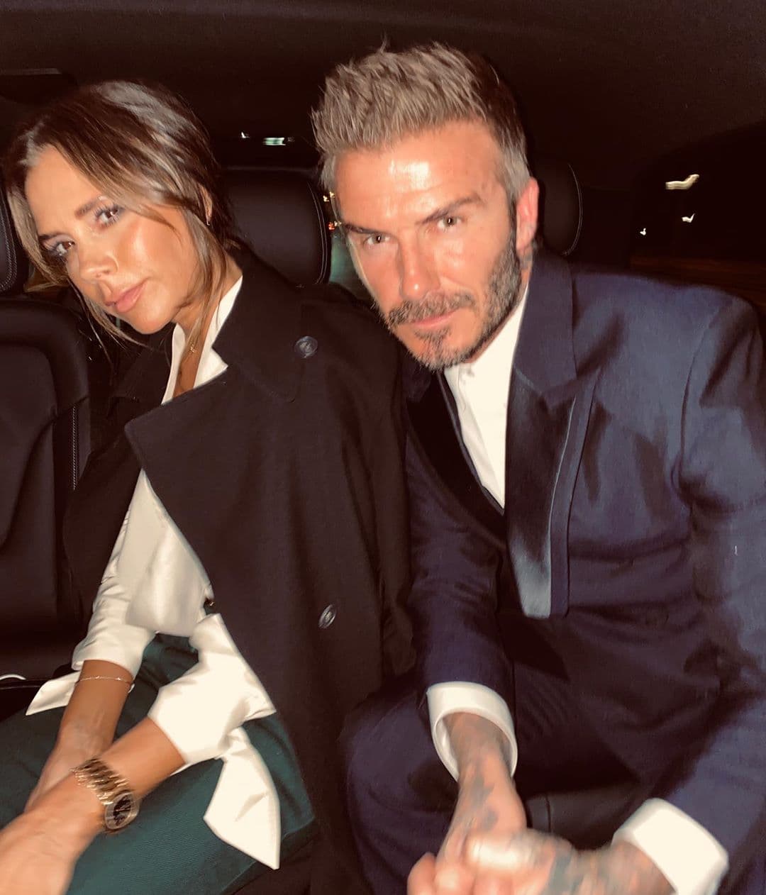 David y Victoria Beckham se conocieron en los noventa cuando ella era parte de las Spice girls y él era un fenómeno en las canchas de futbol. En 1999 se casaron y para entonces, ya padres de Brooklyn. Pese a los rumores de separación, ellos siempre lo han negado y se han mantenido juntos educando a sus otros tres hijos: Cruz, Romeo y Harper.