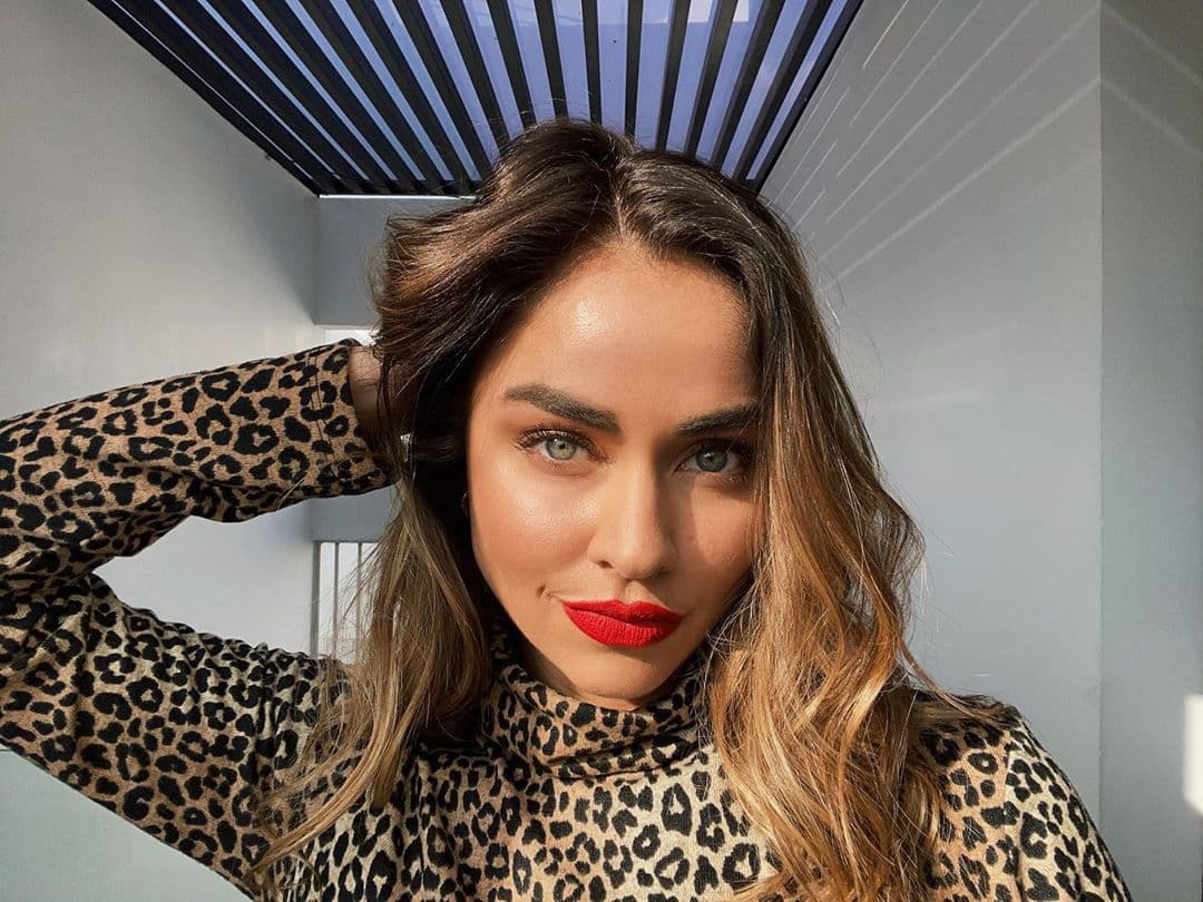 Otro de los estilos más populares en esta tendencia, sin duda, debe ser el de leopardo. No hay colores que combinen mejor con este estampado como los que se distinguen en intensidad y fuerza, por ejemplo, el rojo, azul índigo o rosa mexicano. El toque de agregar un labial rojo carmín a tu maquillaje, elevará todo el look.