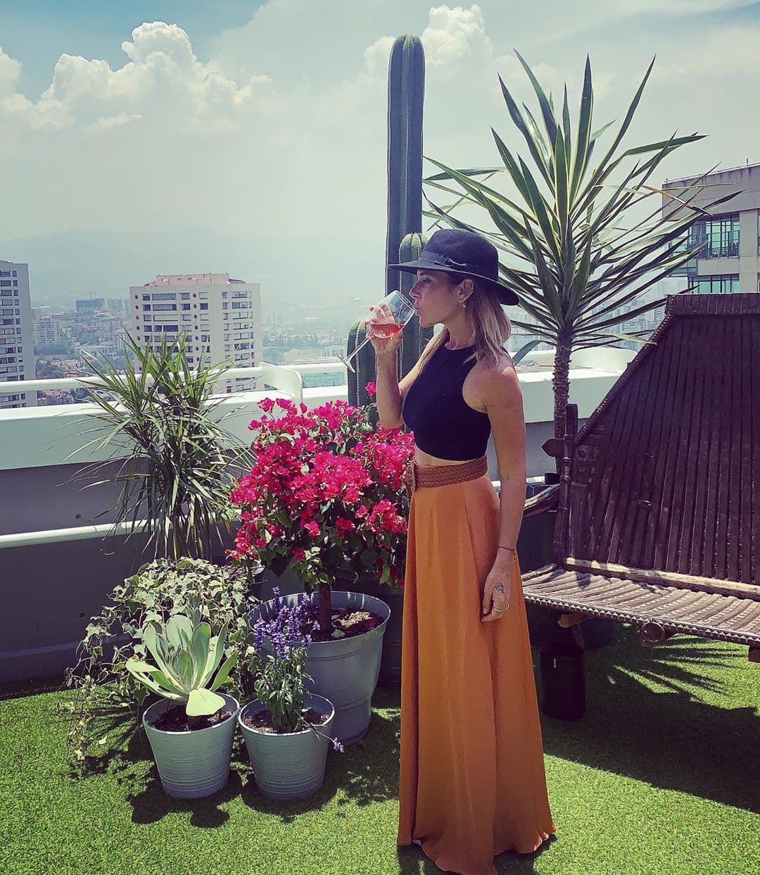 Además, Maky ha publicado imágenes de la estancia del departamento, la cual decoró con sillones de color blanco, con varios cuadros colgados en la pared.