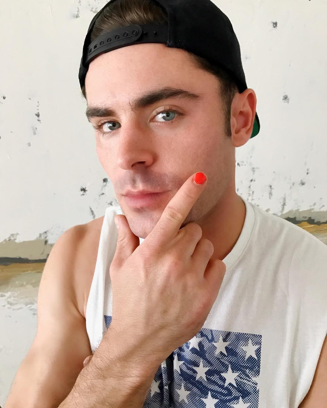 Zac Efron también se divierte incorporando colores a sus uñas.