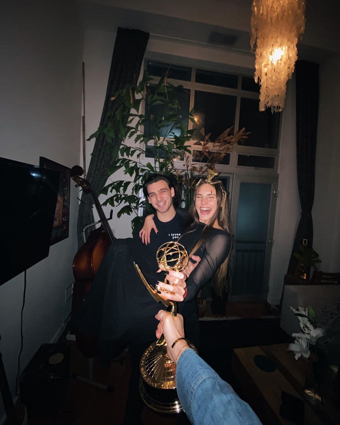 Macarena Achaga prefirió mantener su look casual y dejar que los accesorios y el maquillaje le dieran un toque especial a su disfraz, para el cual usó una corona de Cleopatra y otros detalles dorados.