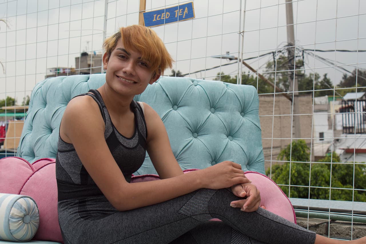 Ximena posando sonriente en la azotea de Casa Frida, 2021.