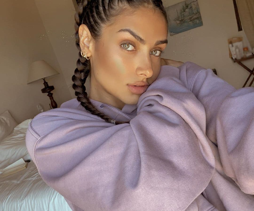 Una buena opción también son las trenzas de boxeador, o "boxer braids", ya que al ser un cabello tan lacio será mucho más sencillo para ti dominarlo, al momento de trenzar cada mechón de pelo.