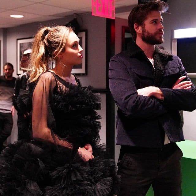 Mientras la información de que la pareja había terminado con su corto matrimonio, fotografías de Miley Cyrus estrenando posible nueva relación salió a la luz el mismo sábado por la tarde.