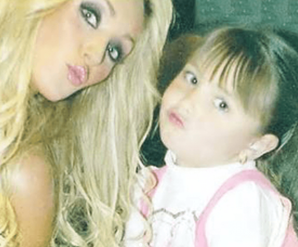 En las redes sociales de Ana Paula, se puede ver lo mucho que admira a la artista, ya que cuando ha compartido fotos con ella le dedica tiernos mensajes: "Feliz cumple a la mejor tía del mundo a mi mejor amiga y mi ejemplo a seguir, te amo".