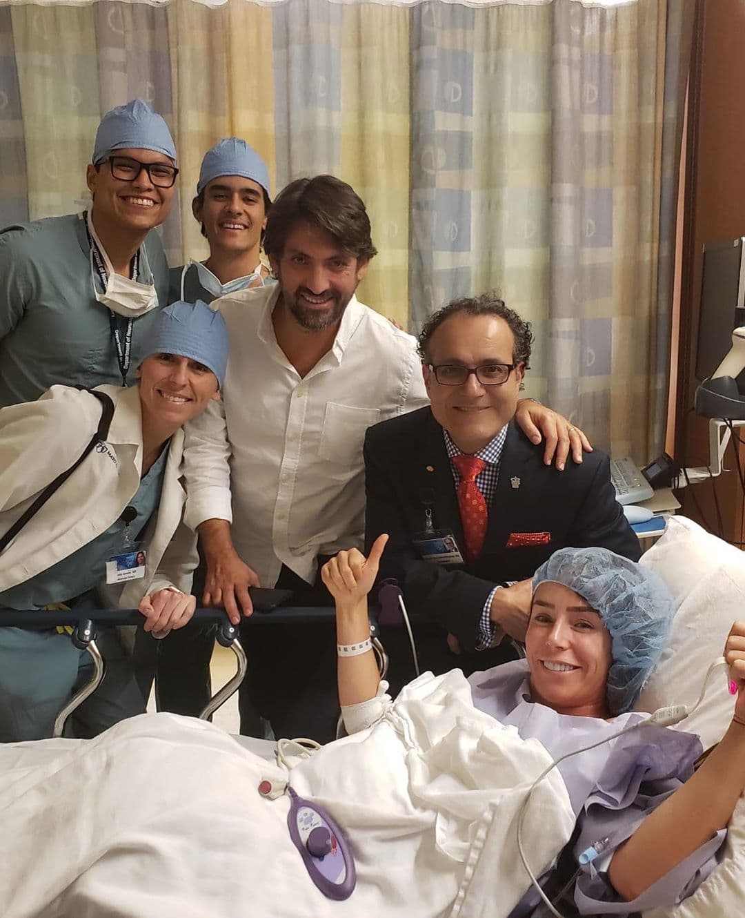 En la publicación, aprovechó para agradecer el apoyo que recibió por parte del equipo médico y el de su familia, especialmente el de su esposo, Víctor Álvarez Puga, quien estuvo con ella en todo momento.