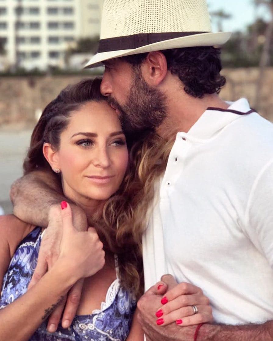 El encargado de dar la noticia fue Gabriel Soto, cuando a través de sus redes sociales informó que llevaba 4 meses en proceso de divorcio; para este momento, los rumores de una separación entre Bazán y Soto eran cada día más frecuentes.