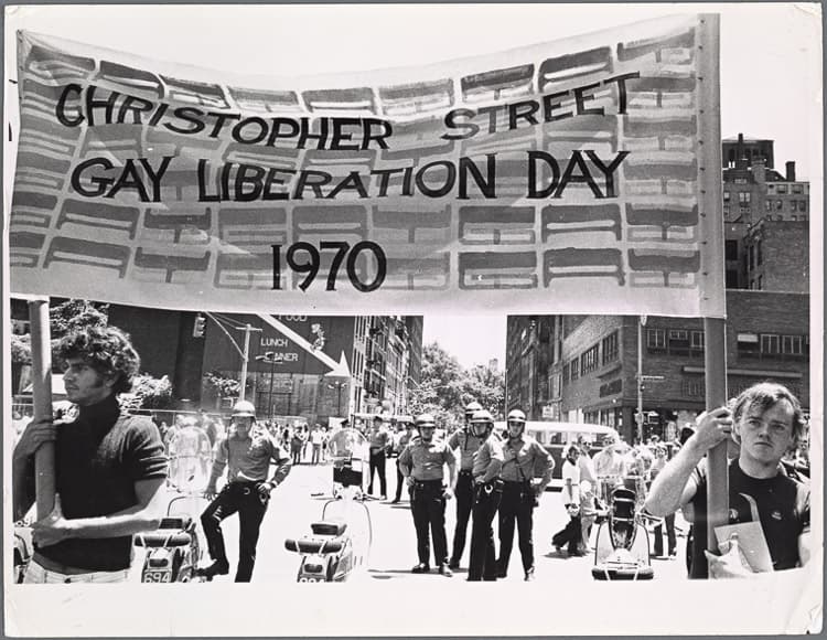 Primer aniversario de los disturbios de Stonewall, por Diana Davies, en 1970.
<br>
<br>Al cumplir el año de la redada, se volvió a realizar una marcha, pero esta ya con un propósito distinto; esta sería la primera marcha de orgullo LGBT de la historia, que se convirtió en un movimiento que creció a nivel mundial y que ahora se celebra ahora año con año.