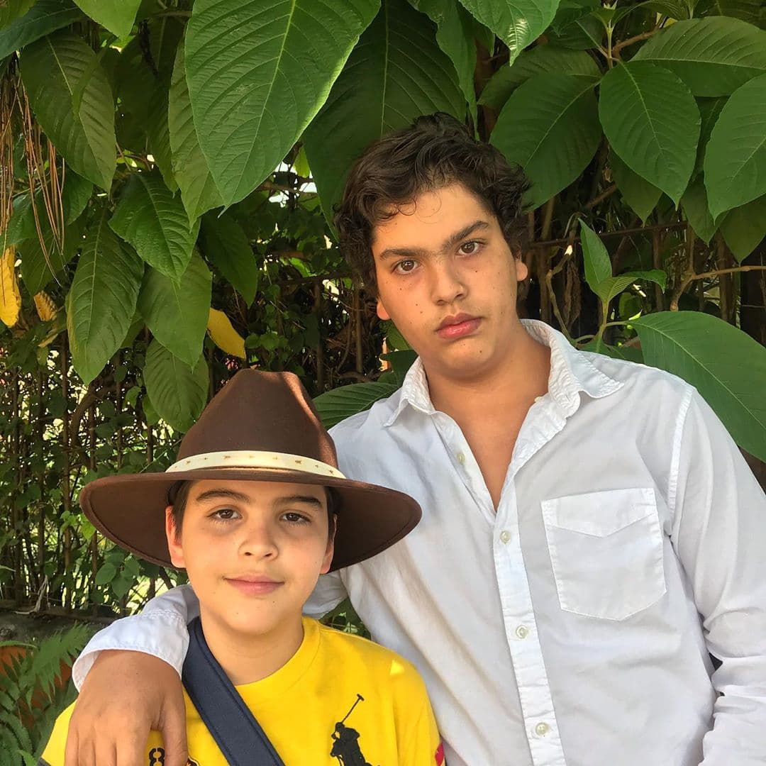 La cantante no solo tuvo un hijo fruto de su relación con “El Pirru”, sino que, al casarse con el todavía viudo, adoptó con amor a los también hijos de Mariana Levy.