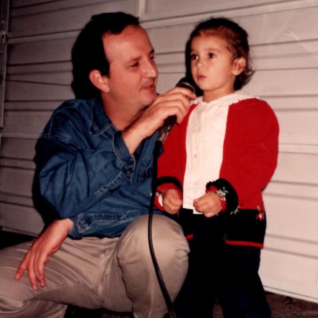 Paulina, su padre y su abuelo, "Pilo" Gómez, cantaron por primera vez juntos en un estudio de grabación, esto luego de interpretar los covers de
<i>Fly Me To The Moon, </i>de Frank Sinatra.