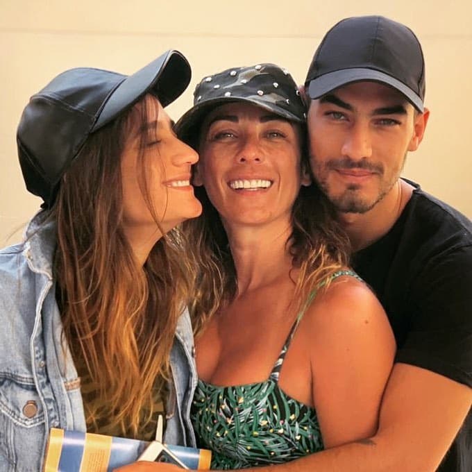 En más de una ocasión, Consuelo Duval ha hablado de lo orgullosa que está de los logros de sus dos hijos. Paly es conductora en Telehit y Michel es modelo y actor.