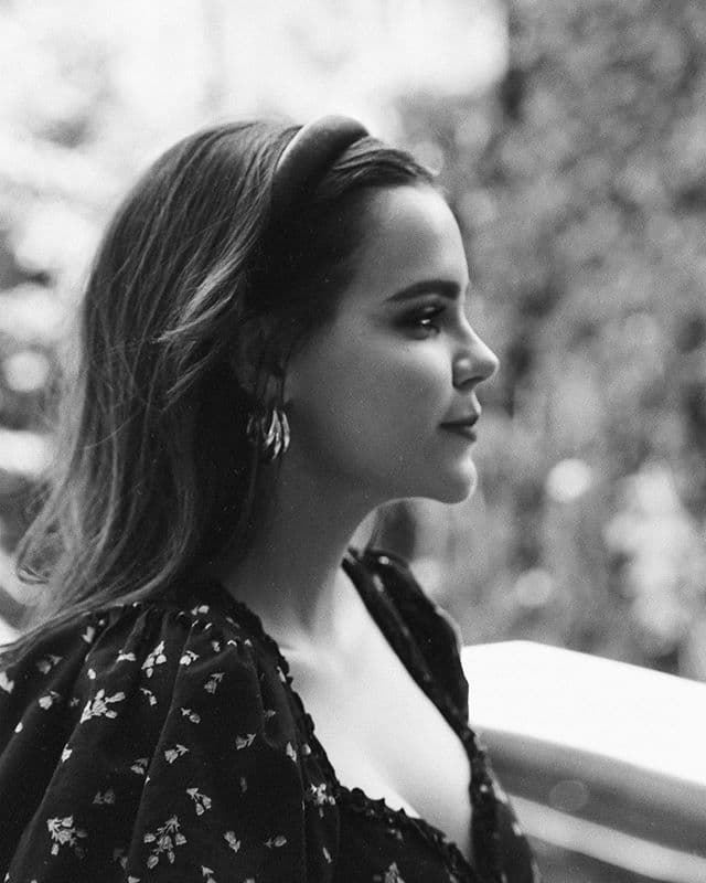 Una de las tendencias favoritas este año ha si el de la tendencia de las maxi-diademas; son un poco más grande de lo normal, acolchonadas.