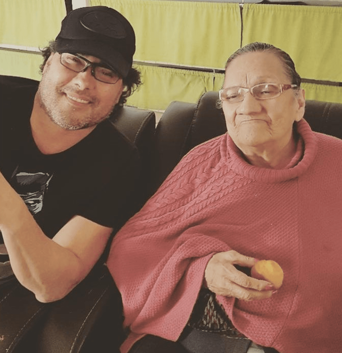 Un hijo entregado fue
<b>Eduardo Yáñez quien</b> hasta el día que murió doña María Eugenia Lúevano le dedic´´o todo su tiempo y amor a su madre. En febrero de este año ella partió y a través de una entrevista que dio al programa Hoy, el actor contó que el último día que pasó con su mamá lo disfrutaron juntos y una hora después de estuvo con ella, le avisaron de su fallecimiento. Aunque siempre ha mantenido su vida privada en hermetismo, comparte mensajes de amor para su progenitora.