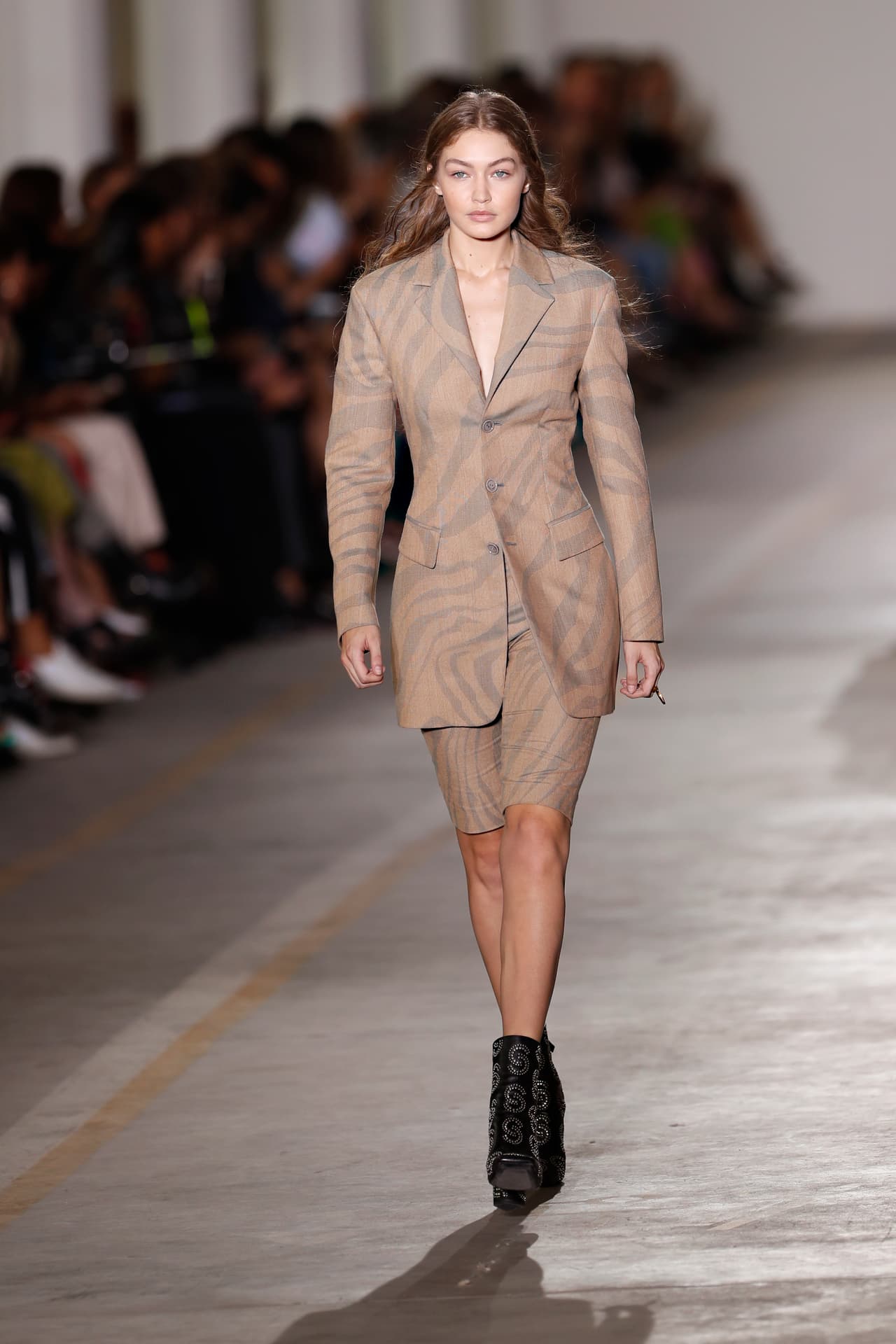 Lo mejor de esta tendencia es su versatilidad a lo largo del año, ya que puede funcionar como una chaqueta ligera de entre tiempo, así como para un look semi formal con mini falda.