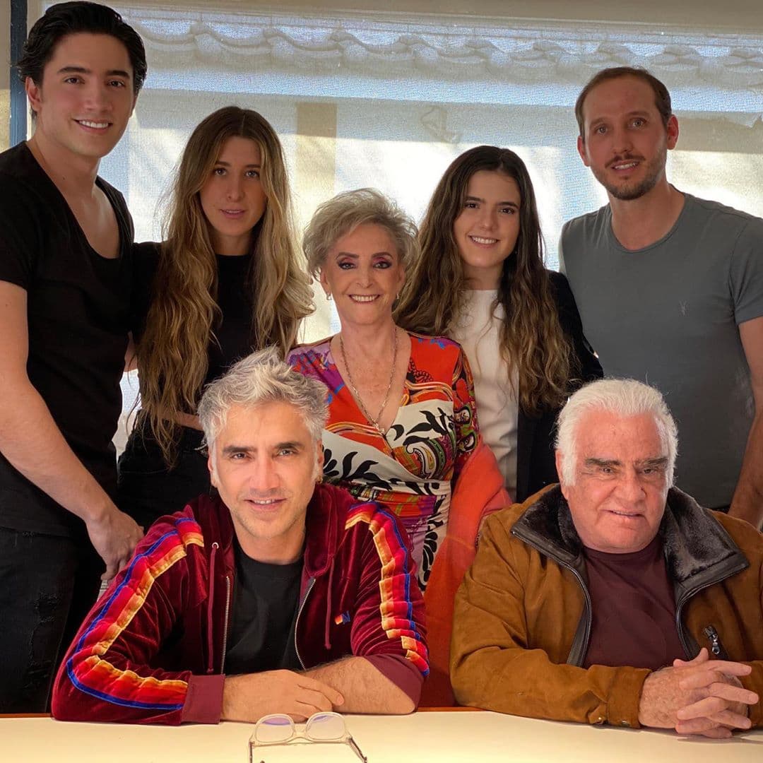 La foto favorita es donde aparecen Los Tres Potrillos, y ahora impresionó al aparecer junto a su yerno 
<b>Francisco</b>, el novio de su hija 
<b>Camila</b>, y 
<b>Alexia</b>, la novia de 
<b>Alex.</b>