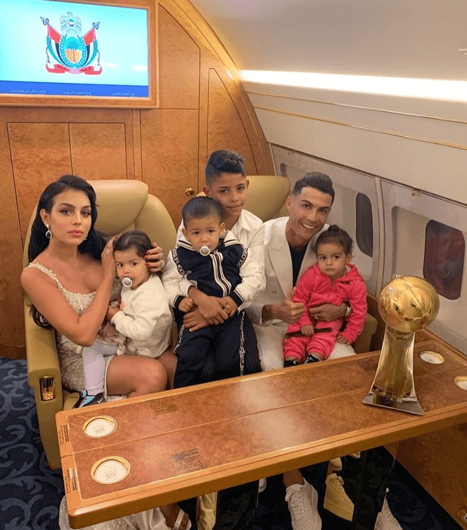¡Cristiano Ronaldo tiene un kinder! El futbolista ya era papá del pequeño Cristiano, pero decidió ampliar su familia junto a su novia, Georgina Rodríguez. En redes sociales se puede ver cómo disfrutan de sus cuatro hijos. Por el momento, no se han comprometido y no han hablado de sus planes a futuro, ¿será que si se casarán?