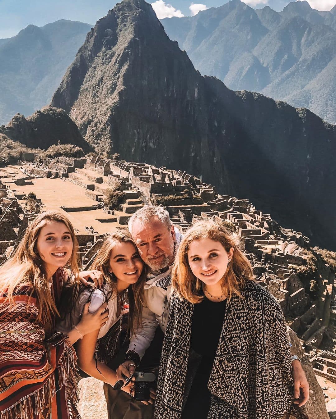 Y así toda la familia, a pesar del divorcio, de la distancia y de los distintos planes que tiene en la vida, se hace llamar 'un equipo'.