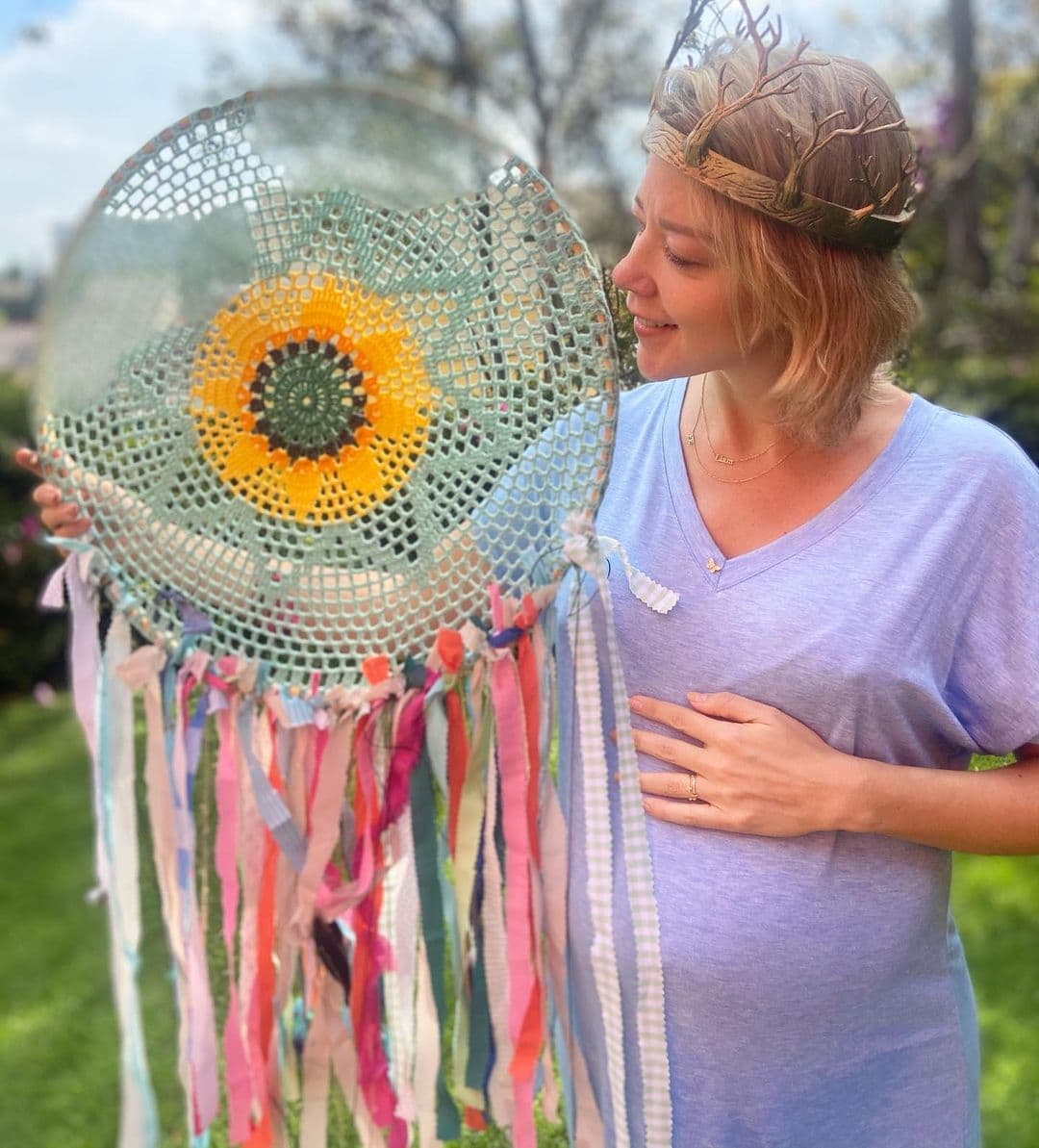 "Gracias Bárbara Pay y Rossana Nájera por este hermoso regalo de ritual pero sobre todo por tenerlas tomándome la mano siempre", expresó.