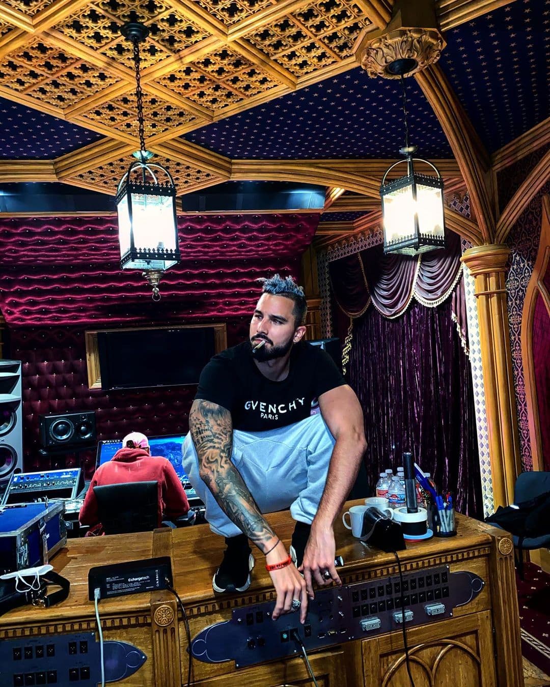 Ahora, Mauro es un exitoso músico, productor y Dj, y se ha abierto paso por sí mismo. Su nombre artístico es Maahez. Y tal parece que trae en la sangre el querer pertenecer al mundo del espectáculo.
