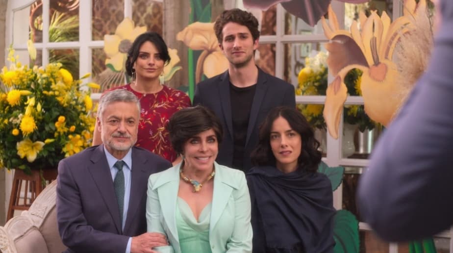<b>La casa de las flores (2019) Netflix </b>
<br>La historia escrita y dirigida por Manolo Caro, ha llevado a sus fans a lo largo de sus tres temporadas en un sinfín de conflictos siguiendo de cerca la vida de la familia de la Mora. Desde su primer capítulo, los tabús en torno a la homosexualidad de uno de sus integrantes, la vida de brillo y oscuridad en un cabaret de Drag Queens e incluso los prejuicios y actos de amor que giran en torno a la transición de un ser querido trans, son algunos de los subtramas que vuelven a “La Casa de las Flores” una de las series favoritas en México.