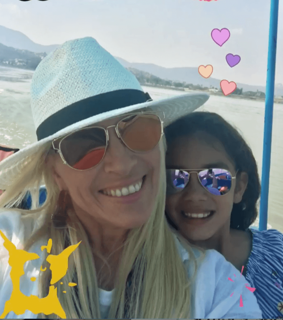 Luego de varios intentos fallidos de embarazo,
<b>Yuri</b> y su esposo, Rodrigo, tomaron la decisión de adoptar a Camila en el 2009. Les fue entregada cuando tenía 7 meses de nacida y desde entonces la pareja es feliz con su hija, quien ya tiene 10 años y por lo que se puede ver en redes sociales, son muy unidas y gozan pasar tiempo juntas.