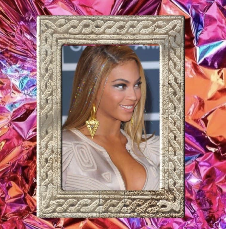 En el 2010 
<b><a href="https://www.unicable.tv/programas/u-news/meghan-markle-y-beyonce-en-la-alfombra-roja-de-el-rey-leon">Beyoncé</a> </b>revivió dicho look durante la gala de los Grammys, sin embargo, diez años más tarde regresa esta tendencia de la mano de estrellas del K-pop y esta vez con un aire mucho más minimalista y sútil.