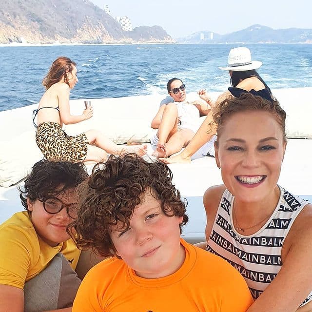 Finalmente, Daniela Magún le sacó carcajadas a más de un seguidor al compartir una divertida secuencia en la que sus compañeras se "metieron" en su selfie junto a sus hijos y el resultado fue espectacular.