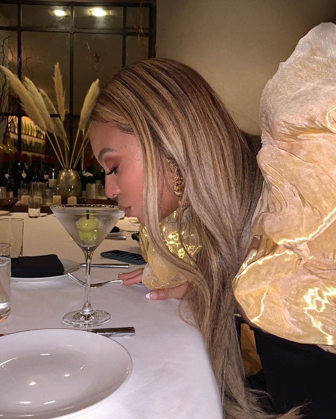 Quien sí retomó un look viejo fue Beyoncé pues a diferencia de hace un par de años, cuando su cabellera transicionaba entre el espectro de los tonos miel y dorado, hoy en día ha marcado mucho más sus highlights, sirviendo un estilo totalmente acorde a su era en Destiny's Child.