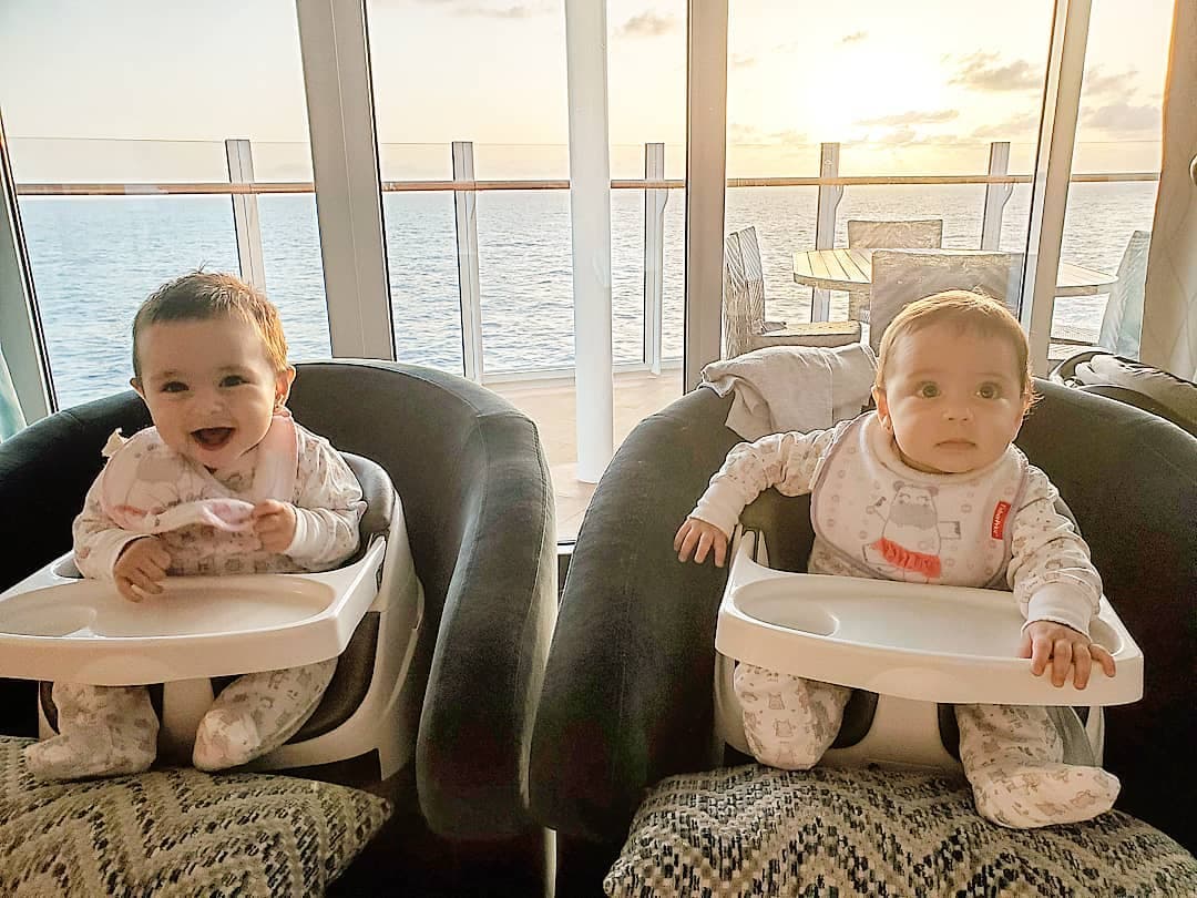 Las bebés disfrutando de un crucero por Miami que realizó la familia completa, incluidos los padres y hermanos de Jacky.