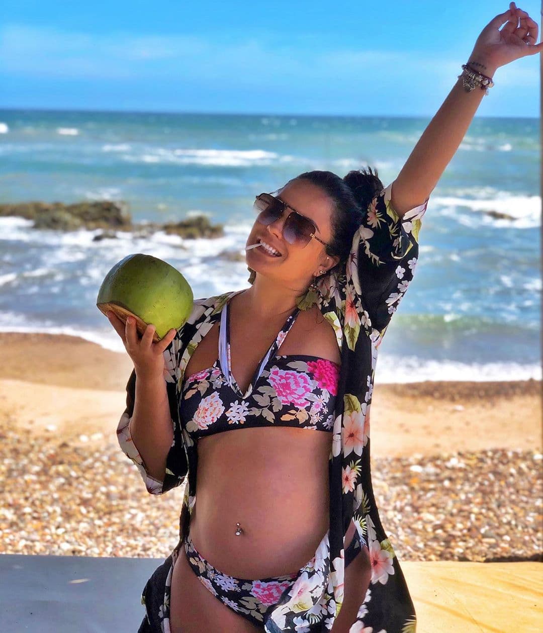 A pesar de que su embarazo se dio en medio de una pandemia por el coronavirus, ella precisó que jamás imaginó que podría seguir viajando y luciendo sexy, aclarando que todo lo ha llevado a cabo con las medidas preventivas de salud.
<br>