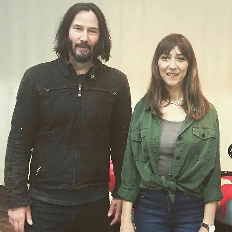 En otras ocasiones, el protagonista de Matrix (1999), prefiere colocar sus manos a un costado o en sus bolsillos.