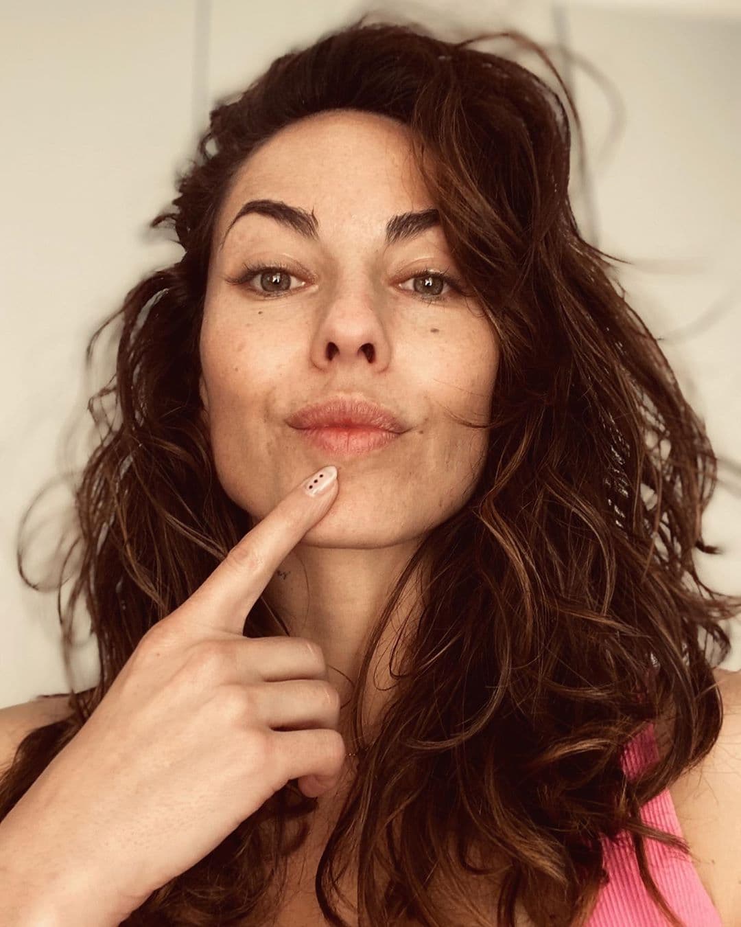La actriz lleva años compartiendo fotos donde luce radiante sin una gota de maquillaje. A Bárbara, el cabello suelto y la sonrisa perfecta le es suficiente para encantar a sus seguidores. Incluso hace unos días se dejó ver con su hijo Sergio, ambos en un plan superrelajado.