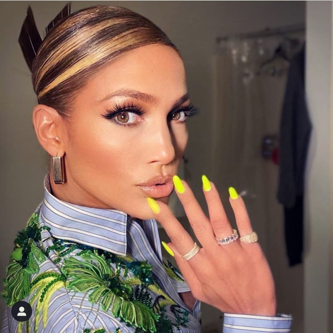 En su cuenta de Instagram, J.Lo se dejó ver con el cabello recogido y tres gruesas mechas peinadas hacia atrás.