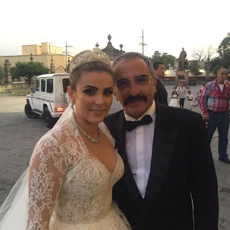 Sissi lució un impresionante vestido de novia al estilo princesa con un escote de corazón, manga larga de encaje y una preciosa cola. La joven también optó por utilizar el cabello recogido, mismo que logró que sus rasgos físicos destacaran.