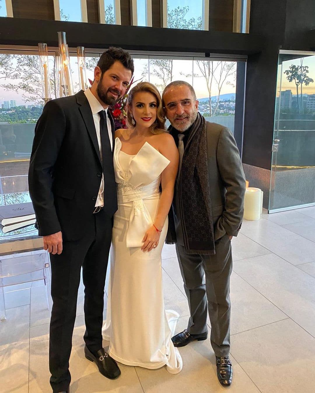 Para su look de boda civil, la hija de Vicente Fernández Jr. se inclinó por algo con más "glamour millenial", con peinado y maquillaje al estilo de los años 20 combinado con un vestido recto con un gigante moño al frente.
