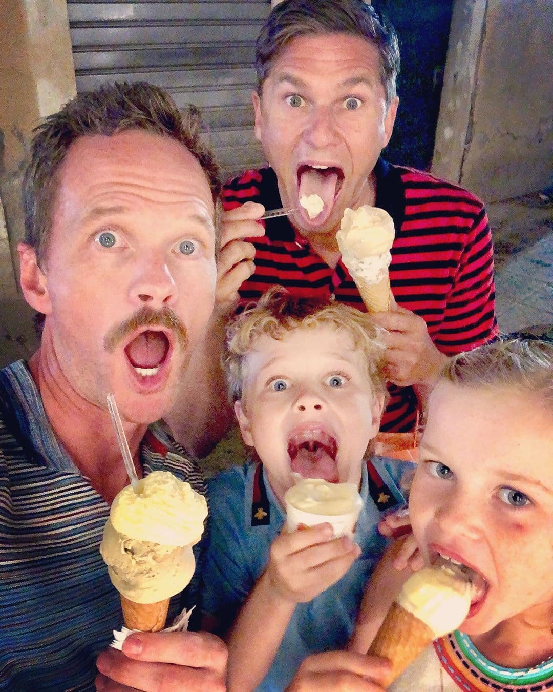 A través de un donante anónimo, Neil Patrick Harris y su esposo, David Burtka, se estrenaron como papás de unos mellizos en el 2010. Gideon Scott y Harper Grace disfrutan pasar tiempo de calidad en familia, hace unos meses compartieron fotos en el día del orgullo gay en Nueva York.